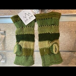 Zig Zag Fingerless Gloves - Boutique (NWT)